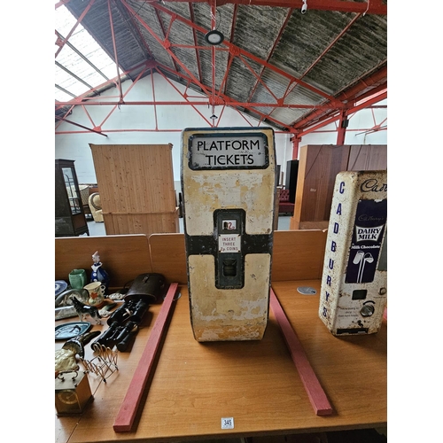 345 - A vintage metal cased coin operated Platform ticket machine by Associated Automation L.t.d.

H 92cm
... 