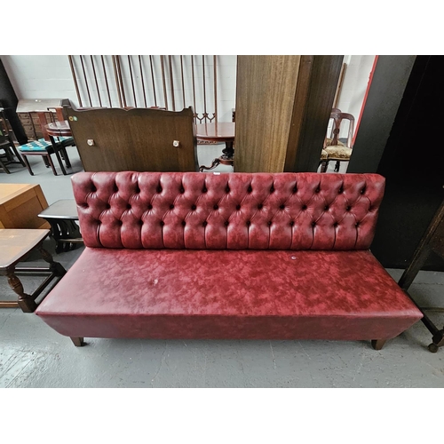 414 - A red leatherette buttoned back Sandalyeci boothing seat - small puncture to seat
H 93cm
W 188cm
D 7... 