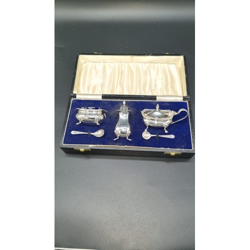 475 - A boxed silver hallmarked cruet set - hallmarks for London - A Chick and Sons - 1976 - lovely condit... 