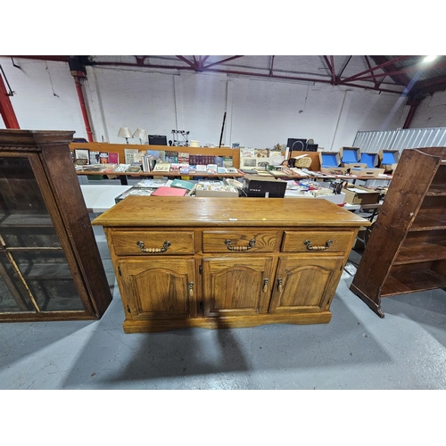 408 - A Modern oak sideboard
H 84cm  W148cm  D46cm