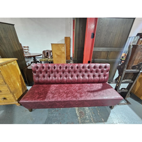 417 - A red leatherette buttoned back Sandalyeci boothing seat - small puncture to seat
H 93cm
W 188cm
D 7... 