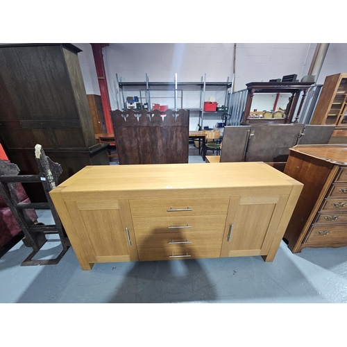 419 - A large oak G Plan sideboard

Height 85cm, Width 181cm, Depth 50cm