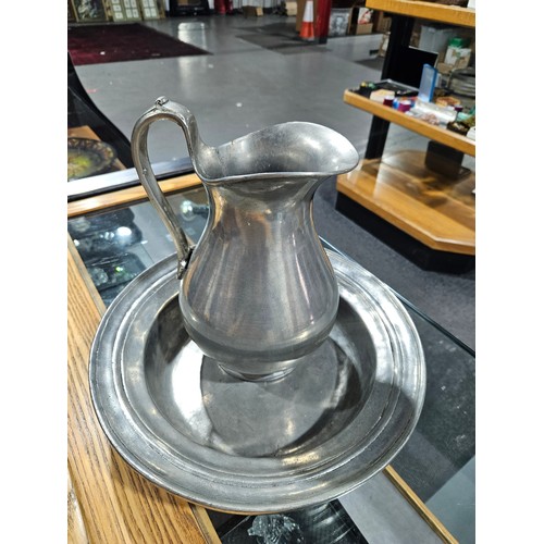 520 - An early pewter jug and a bowl - jug dated 1760