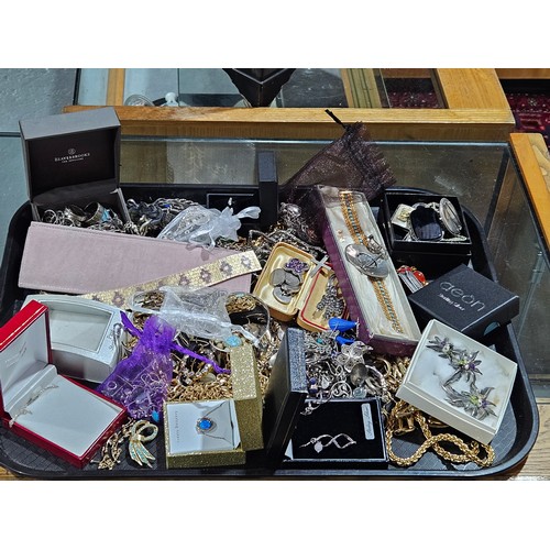 522 - A tray of costume and silver jewellery - chains, rings, bracelets, pendants, etc