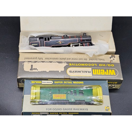 577 - Three boxed Wrenn 00 gauge Pullman coaches (very good condition), a Wrenn boxed horsebox and a boxed... 