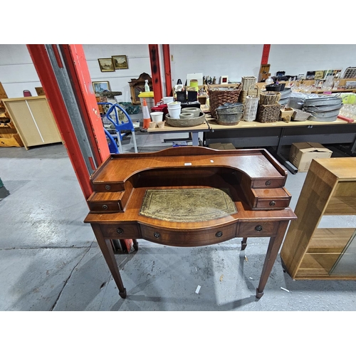 400 - A mahogany ladies writing desk with leatherette insert
Height 92cm, width 100cm, depth 46cm