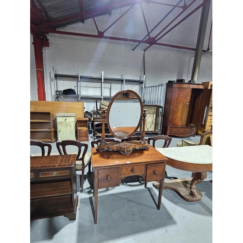 420 - A mahogany writing desk/dressing table together with a free standing dressing table mirror