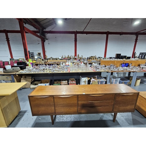 401 - A teak sideboard

Height 73cm, width 205cm, depth 41cm