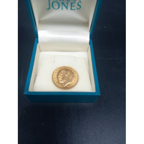 857 - A 1913 George IV half gold sovereign