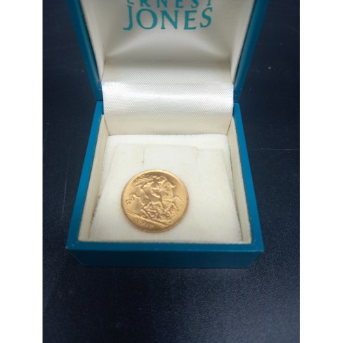 857 - A 1913 George IV half gold sovereign