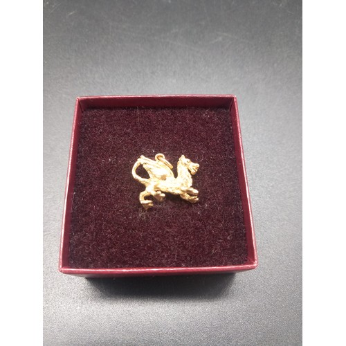 860 - A 9 carat gold dragon pendant/charm - weight 4 grams