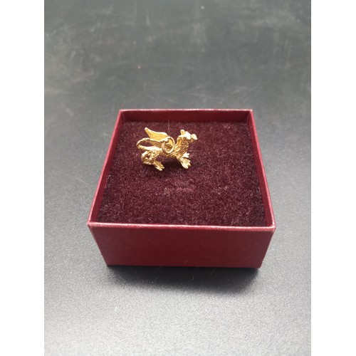 860 - A 9 carat gold dragon pendant/charm - weight 4 grams