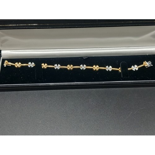 888 - A 9k gold and white gold bracelet weight 10.7 grams