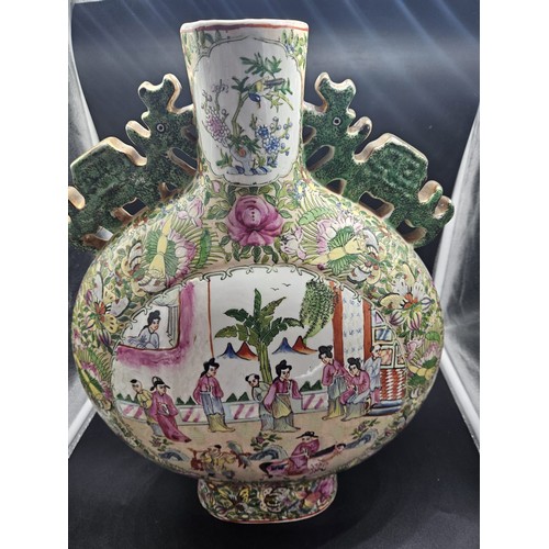 901 - An early Cantonese Famile Rose large moon flask vase - 18