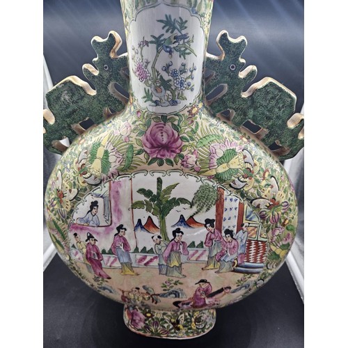 901 - An early Cantonese Famile Rose large moon flask vase - 18