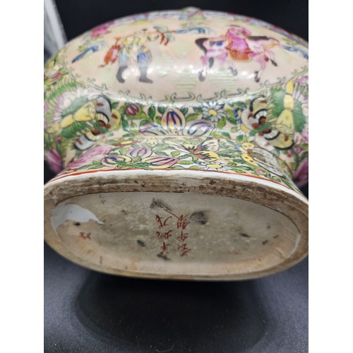 901 - An early Cantonese Famile Rose large moon flask vase - 18