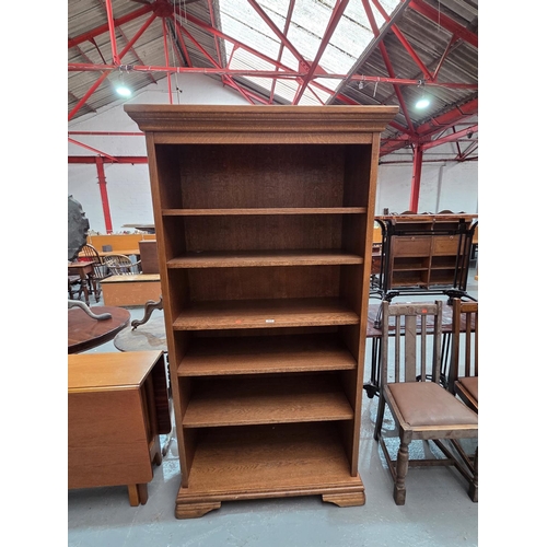 851 - An oak bookcase with adjustable shelves
H190cm  W102cm  D45cm