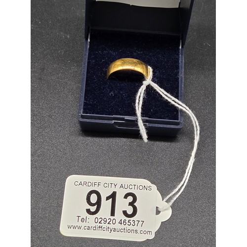 913 - A 22 carat gold wedding band weight - 4.5 grams
