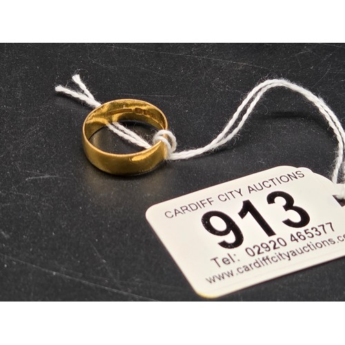 913 - A 22 carat gold wedding band weight - 4.5 grams