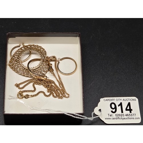 914 - A 9 carat gold chain, two 9 carat gold full sovereign mounts and two 9 carat gold half sovereign mou...