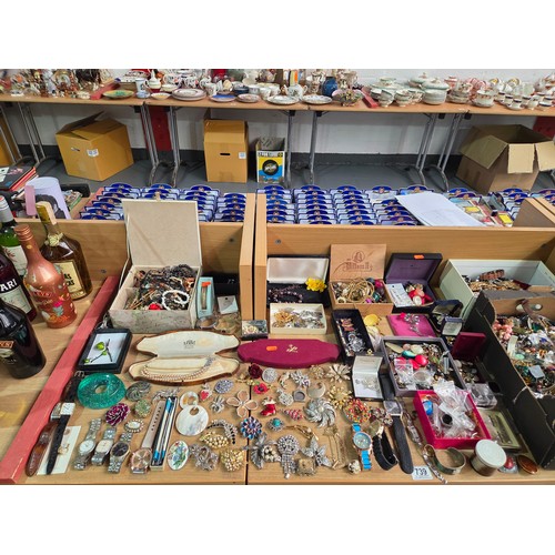 Lot 739       