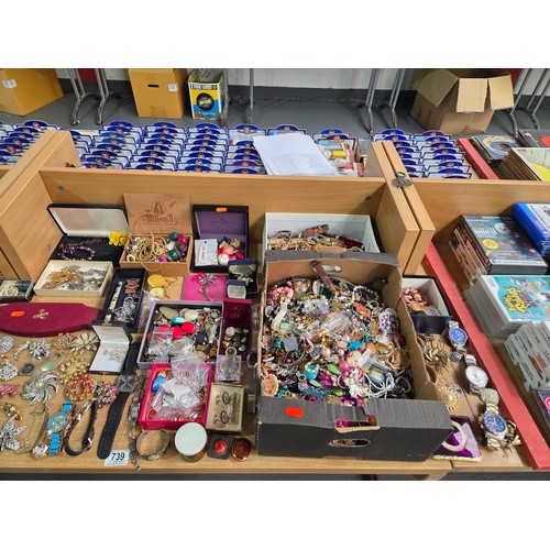 739 - A selection of costume jewellery