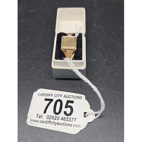 705 - A 9 carat gold signet ring - weight 4.6 grams