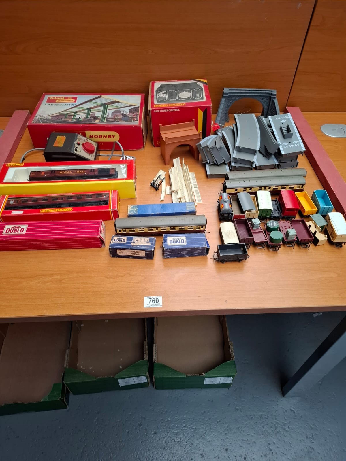 A Tri-Ang Hornby boxed train station, boxed Hornby R900 power control ...