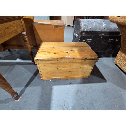 826 - A pine carpenter's tool chest