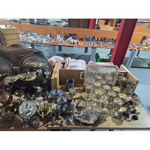 522 - A quantity of metalware - brass, copper and silver plate