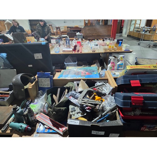 530 - A selection of hand tools to include trowels, screwdrivers, hammers, clamps with toolboxes