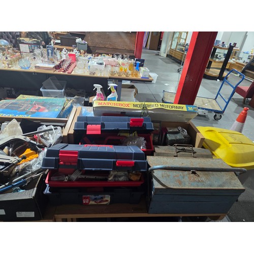 530 - A selection of hand tools to include trowels, screwdrivers, hammers, clamps with toolboxes