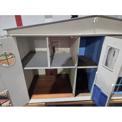 540 - A wooden doll's house