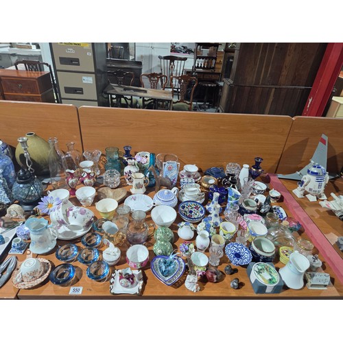 550 - Decorative china and glassware to include lamps, vases, candlesticks, ornaments, etc