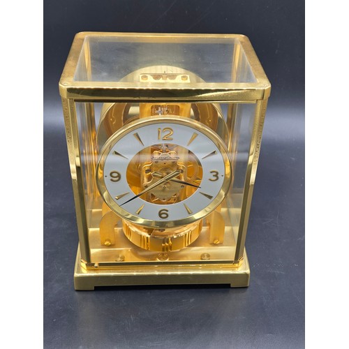500 - A Jaeger Le Coultre Atmos mantel clock with original box (damage to box). Appears to be in excellent... 