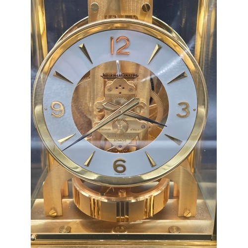 500 - A Jaeger Le Coultre Atmos mantel clock with original box (damage to box). Appears to be in excellent... 