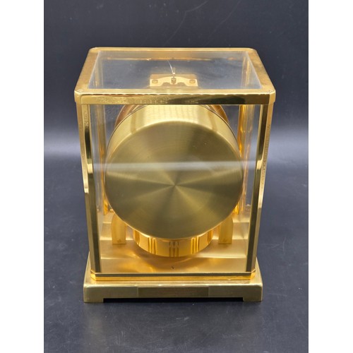 500 - A Jaeger Le Coultre Atmos mantel clock with original box (damage to box). Appears to be in excellent... 