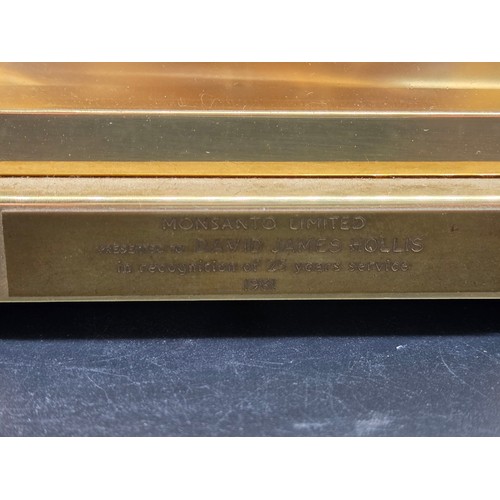 500 - A Jaeger Le Coultre Atmos mantel clock with original box (damage to box). Appears to be in excellent... 