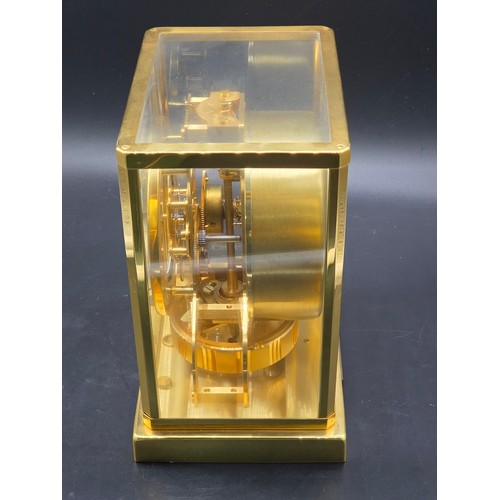 500 - A Jaeger Le Coultre Atmos mantel clock with original box (damage to box). Appears to be in excellent... 