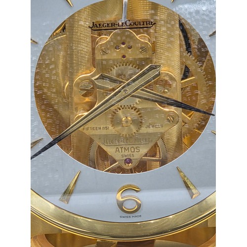 500 - A Jaeger Le Coultre Atmos mantel clock with original box (damage to box). Appears to be in excellent... 