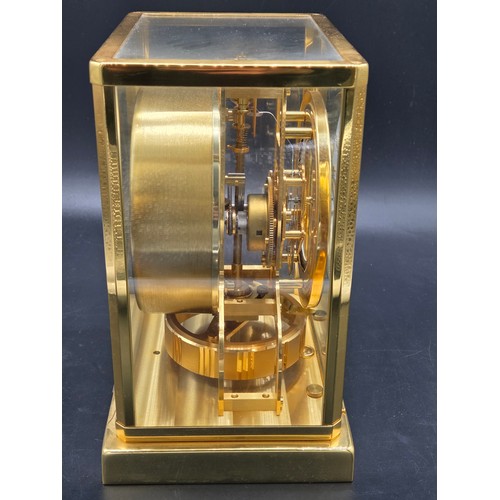 500 - A Jaeger Le Coultre Atmos mantel clock with original box (damage to box). Appears to be in excellent... 