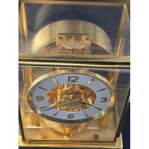 500 - A Jaeger Le Coultre Atmos mantel clock with original box (damage to box). Appears to be in excellent... 