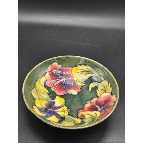 504 - A Moorcroft bowl in the hibiscus pattern - Moorcroft marks to the base - 7 inch diameter