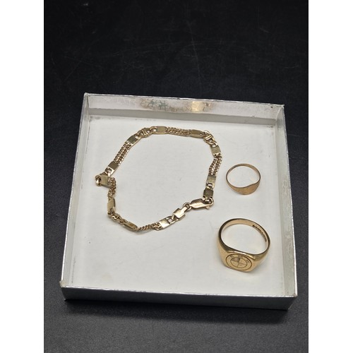 509 - 9k gold signet ring, engraved B.M.W, a small signet ring and a bracelet - combined gold weight 13.7 ... 