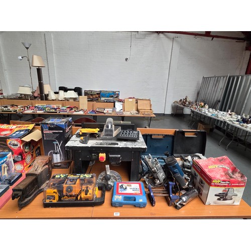 477 - A Record No 42 bench vice, router table, Ryobi router, Bosch jigsaw and angle grinder with other too... 