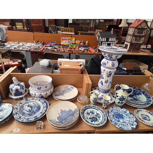 622 - A collection of blue and white chinoserie floral pattern china to include vases, plates, bowls, etc