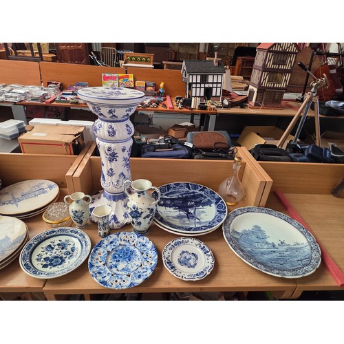 622 - A collection of blue and white chinoserie floral pattern china to include vases, plates, bowls, etc