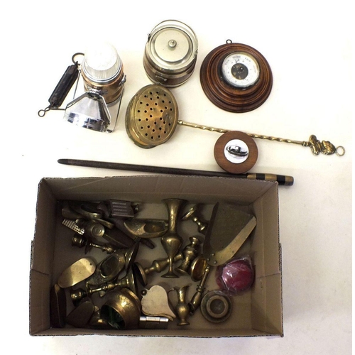 1090 - A box of miscellaneous brass and metal ware