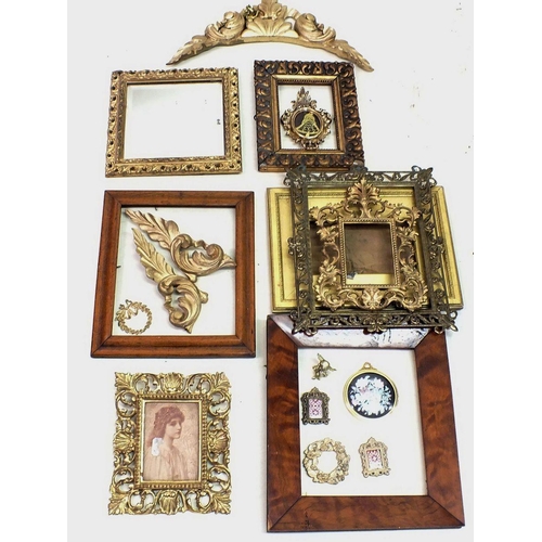 1095 - A box of gilt picture or mirror frames, two wooden ones and some gilded mouldings