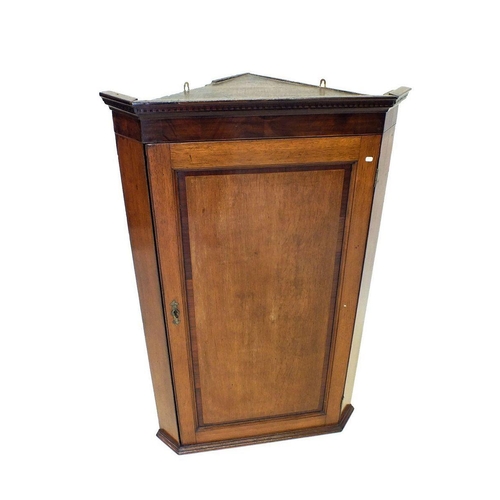 1157 - A Georgian oak wall corner cabinet with cross banding